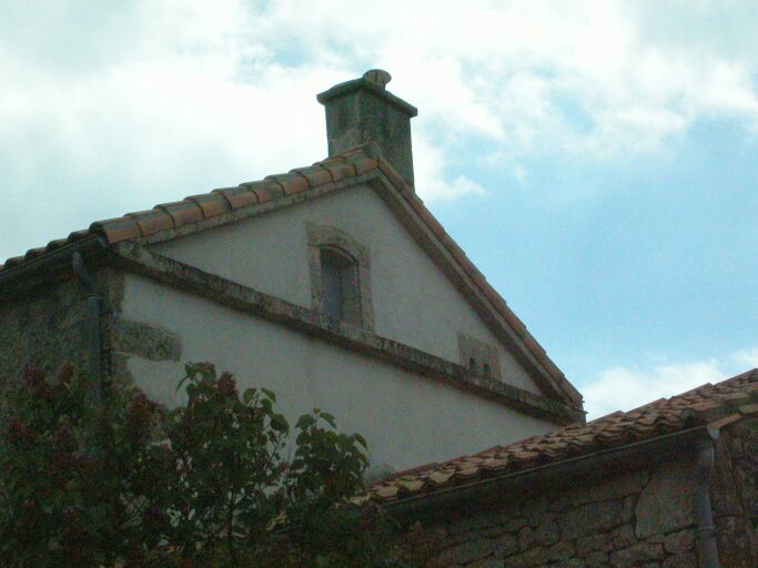 Les trous à pigeons sur l'élévation latérale du logement.