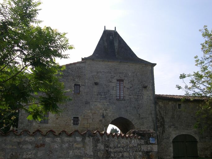 Passage d'entrée du logis prioral, élévation ouest.