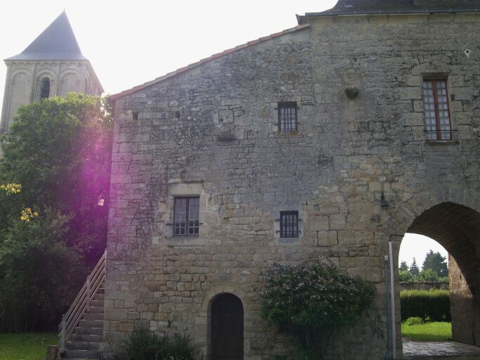 Passage d'entrée du logis prioral, élévation ouest partie gauche.