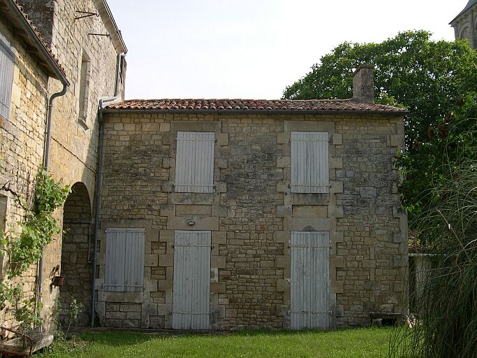 Passage d'entrée et logis actuel.