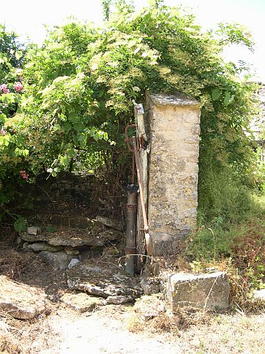 Cette pompe se trouve dans le jardin devant la façade antérieure du manoir.