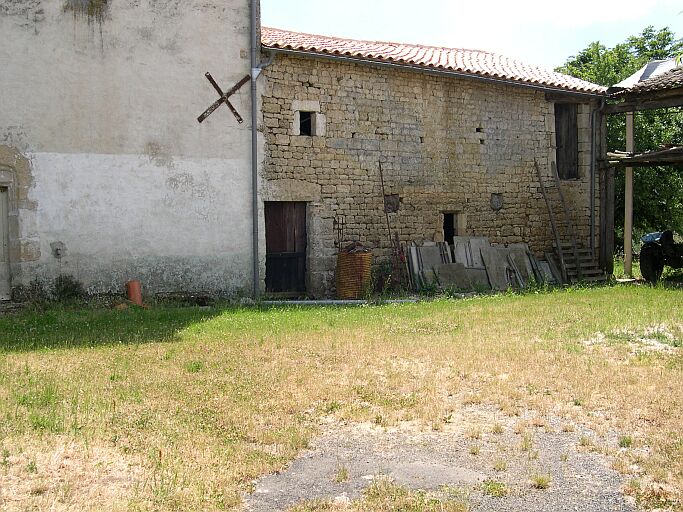 Les dépendances accolées à droite du manoir.