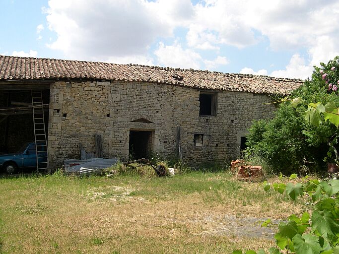 La grange à façade en gouttereau.