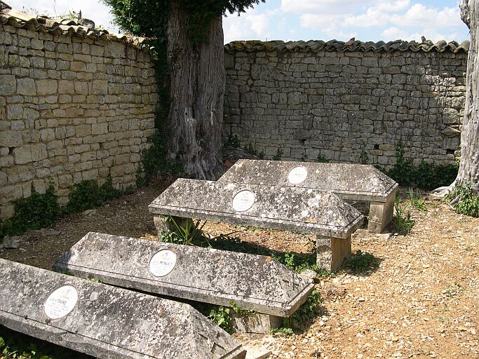 Les quatre tombes d'adultes.