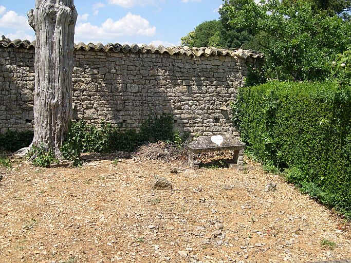 La tombe d'enfant.