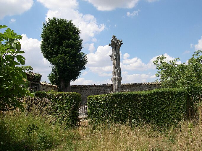 Cimetière privé protestant au nord-est de la propriété.
