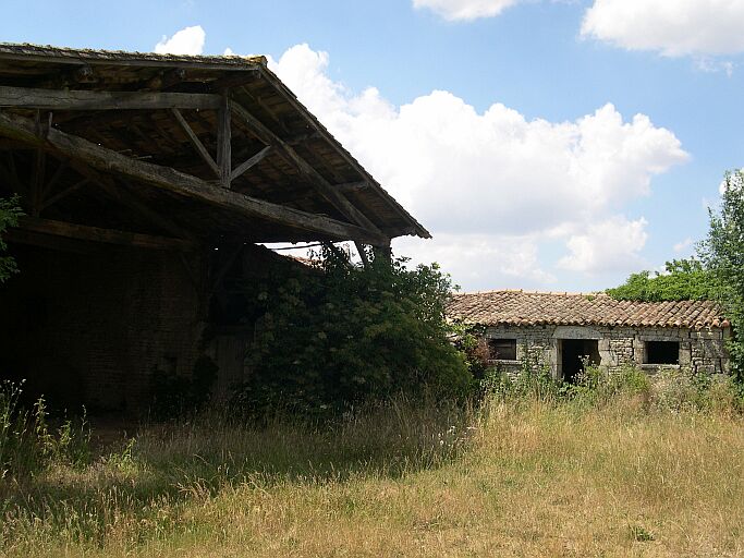Hangar à poteaux en bois et dépendances.