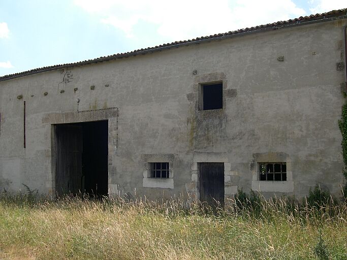 La grange et les écuries, élévation est.