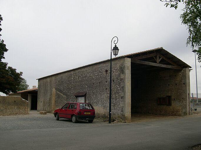 Hangar dans le bourg, à côté de la salle des fêtes