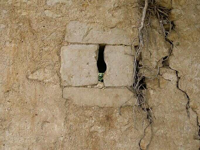 Meurtrière vue de l'extérieur de la tour
