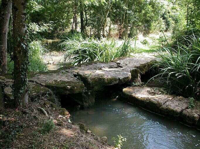 Un lavoir est aménagé à côté du pont de Bonneau.