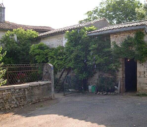 Les dépendances accolées perpendiculairement au logement