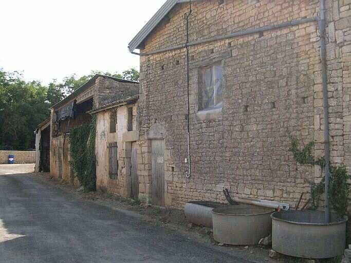 Les dépendances au nord, à l'arrière du logement