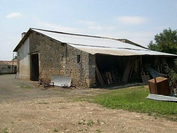 La grange à façade en pignon et le hangar accolé