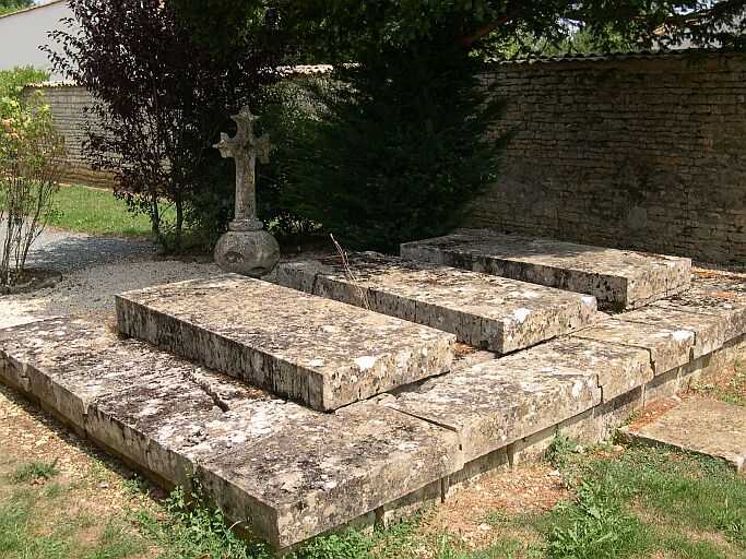 Ensemble de trois tombes avec une croix dans le petit cimetière. L'une d'elle est celle de Jean-Baptiste Edouard Monnet de Lorbeau, né en 1803 et décédé en 1891.