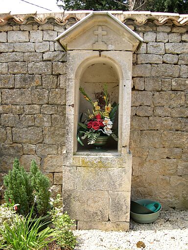 Niche située contre le mur qui sépare la parcelle AE 8 d'un cimetière privé.