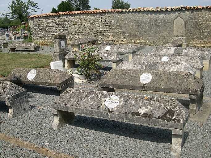 Tombes en bâtières sur la parcelle AE 9.