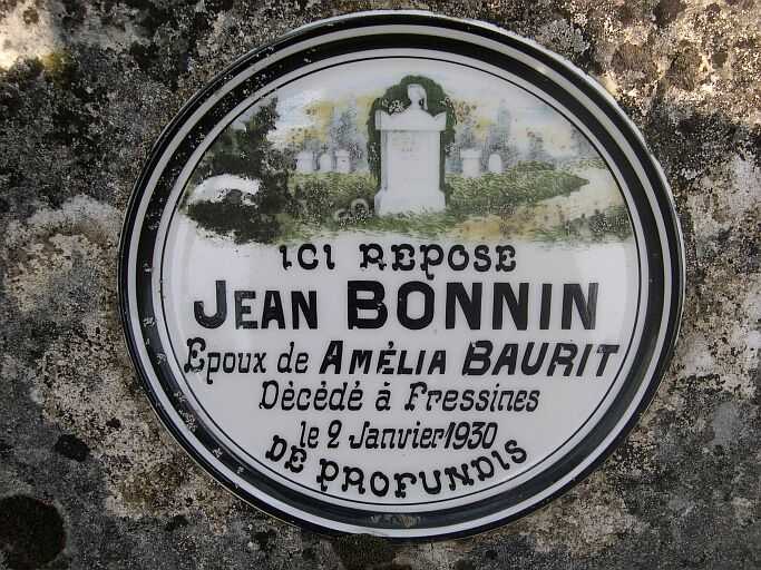 Plaque en faïence sur une tombe du grand cimetière.