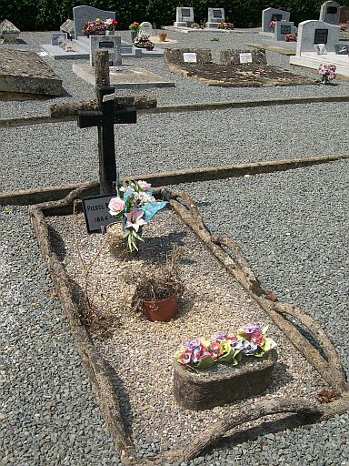 Tombe dans le grand cimetière.