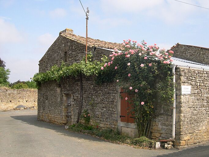 Ancien logement à Fressines.