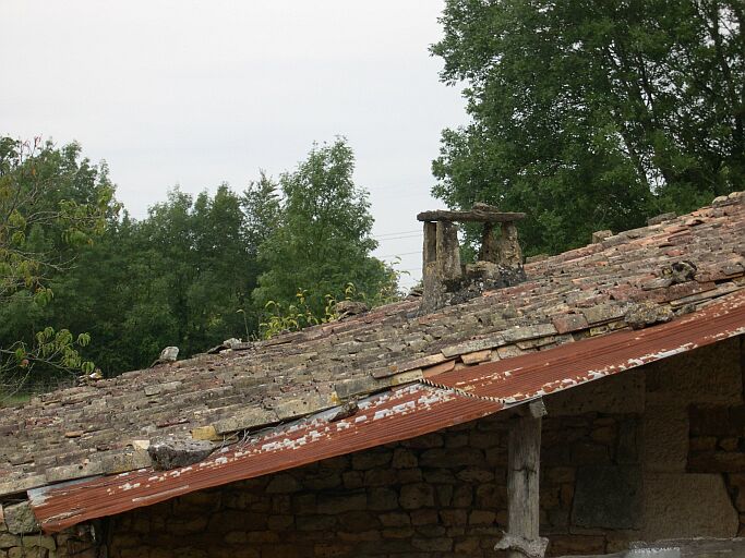 La cheminée du four avec abat-vent.