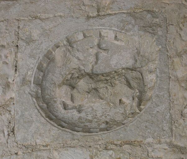 Sculpture, porche, au-dessus de la porte.
