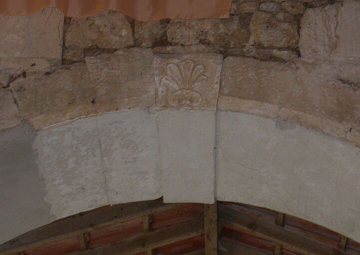 Décor de palmette sur la clef de l'arc de la chapelle, mur sud.