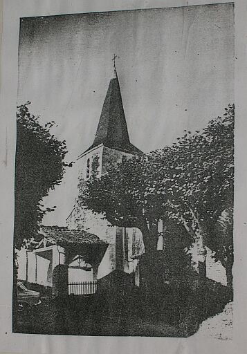 Clocher avant 1967, date à laquelle la toiture de l'église s'est effondrée.