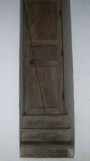 Détail de l'escalier pratiqué dans l'épaisseur du mur de la sacristie.
