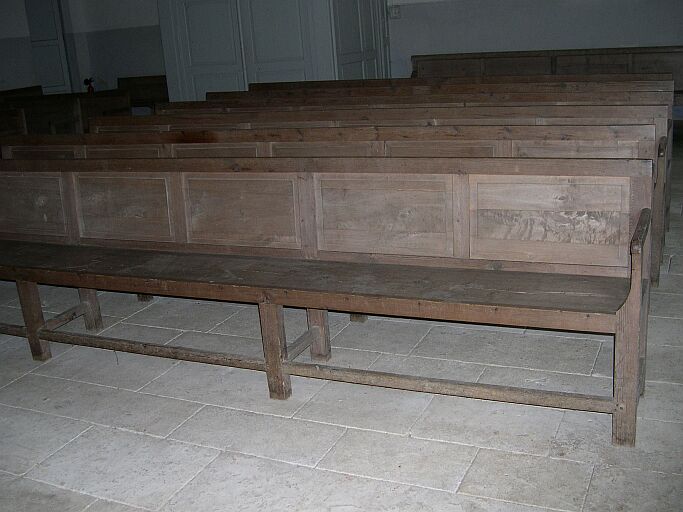 Vue de plusieurs bancs.