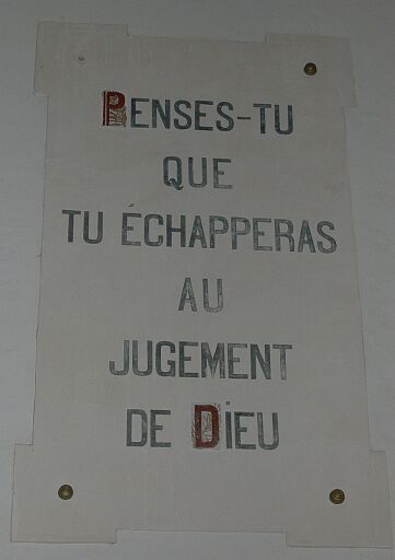 Vue d'une inscription fixée à un mur.