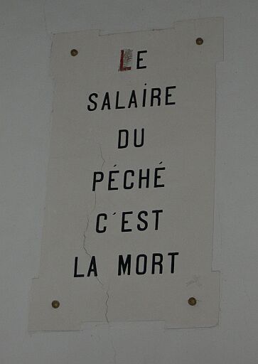 Vue d'une inscription fixée à un mur.