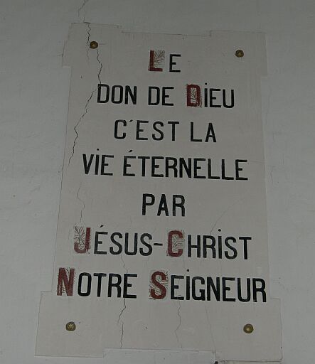 Vue d'une inscription fixée à un mur.