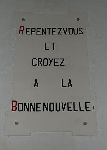 Vue d'une inscription fixée à un mur.