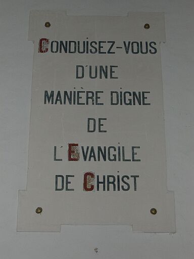 Vue d'une inscription fixée à un mur.