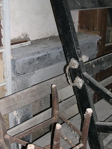 Cheminée dans la sacristie.