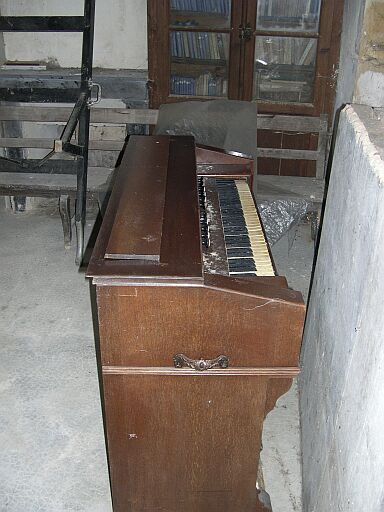 Vue de l'harmonium déposé dans la sacristie.