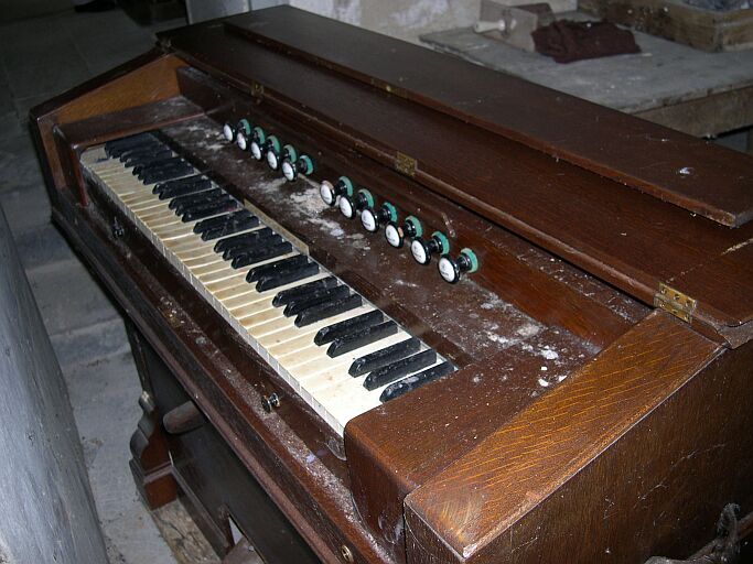 Détail du clavier de l'harmonium déposé dans la sacristie.