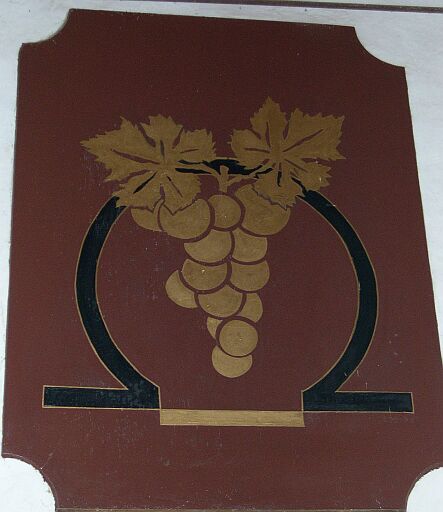 Vue du panneau figurant l'Omega et une grappe de raisin symbolisant le vin.