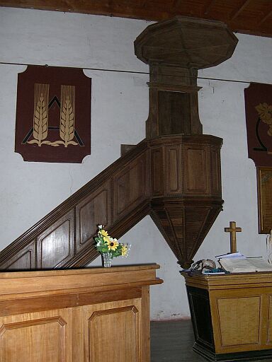 Vue d'ensemble de la chaire, avec l'autel et le pupitre.