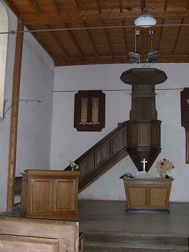 Vue d'ensemble de la chaire, de l'autel et du pupitre.