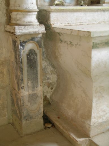 Détail de la partie gauche de l'autel et du stylobate du retable,.