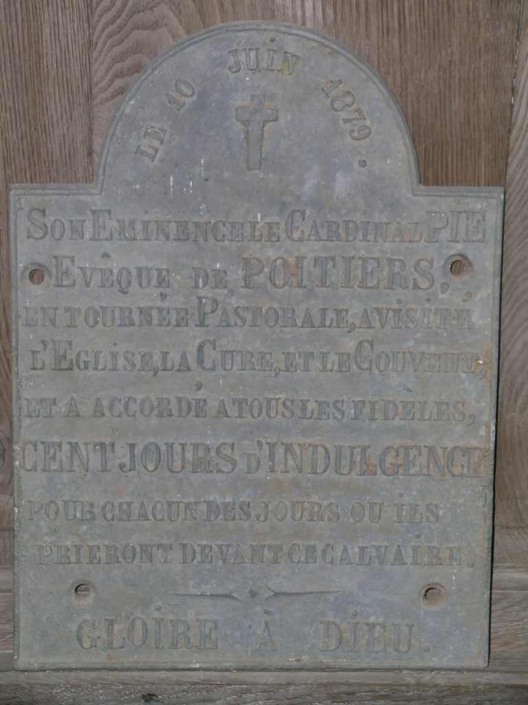 Vue de la plaque de remise des indulgences accordées par le cardinal Pie en 1879.