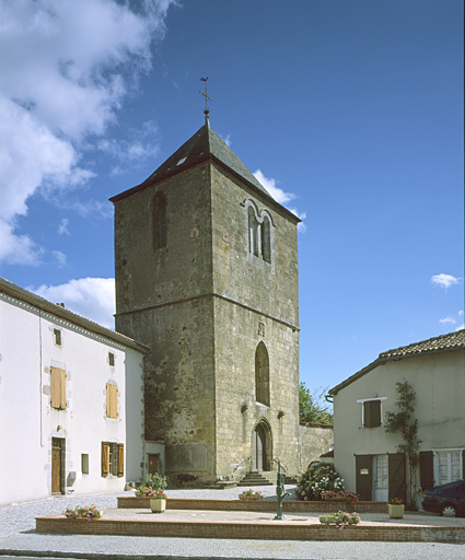 Clocher-porche, vue depuis le nord-ouest.