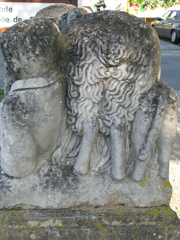 Détail de la face latérale droite : le berger vu de dos et l'arrière-train des moutons.
