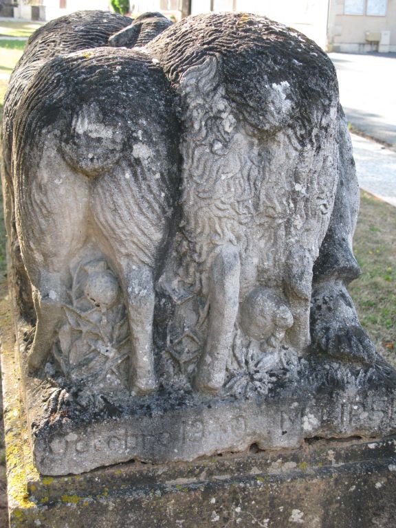 Vue de l'autre face latérale et de la signature.