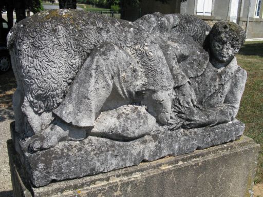 Statue-cube du berger et de ses moutons, vue d'ensemble de la face antérieure.