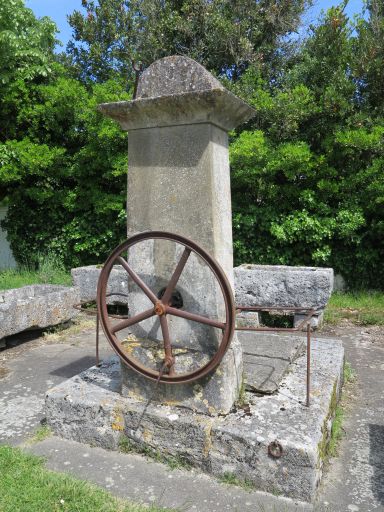 La fontaine vue depuis le sud.