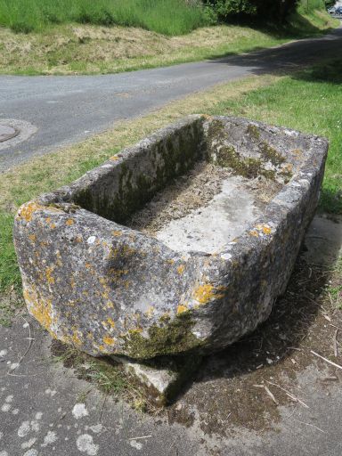 Un des abreuvoir, avec emplacement pour le seau.