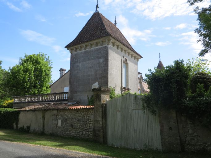 Le logis et le pavillon ouest vus depuis l'ouest.